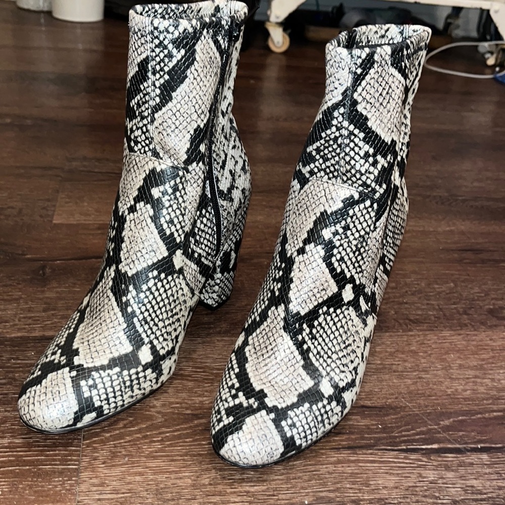 Aldo Snakeskin chunky heel booties Size 10 EUC